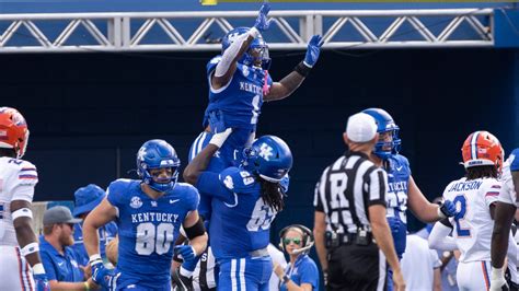 Ray Davis rushes for career-high 280 yards and scores 4 TDs, Kentucky dominates No. 22 Gators 33-14